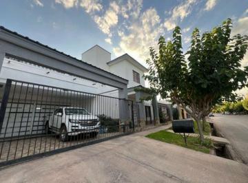 Casa · 298m² · 7 Ambientes · 2 Cocheras · Venta Moderna y Amplia Casa 3 Dor, Rodeo del Medio