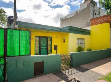 Casa · 52m² · 3 Ambientes · 2 Cocheras · Casa en Venta en Monte Grande Sobre Lote de 220 m²