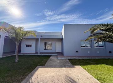 Casa · 153m² · 4 Ambientes · 2 Cocheras · Casa de 3 Dorm. en Venta Berisso con Pileta