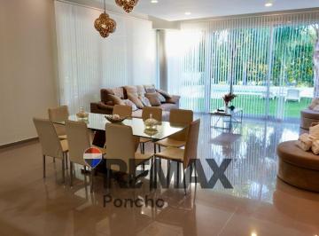 Casa · 310m² · 8 Ambientes · 1 Cochera · Se Vende Casa en Country 8 Ambientes Pileta