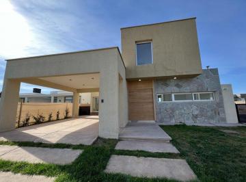 Casa · 240m² · 3 Ambientes · 2 Cocheras · Casa a Estrenar en Barrio Privado Lomas de Russell
