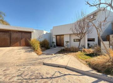 Casa · 330m² · 7 Ambientes · 3 Cocheras · Barrio Privado, Guaymallen. Residencia de Categoria
