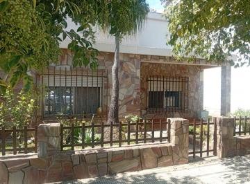 Casa · 139m² · 8 Ambientes · 1 Cochera · Casa 3 Dorm., Patio y Cochera en Chajarí