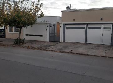 Casa · 220m² · 4 Ambientes · 2 Cocheras · Venta Casa, 3 Dorm., Barrio Sarmiento