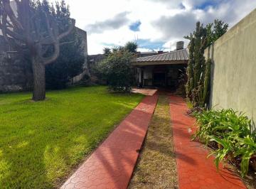 Casa · 142m² · 5 Ambientes · 2 Cocheras · Chalet 5 Amb. en Venta - Excelente Ubicacion - Lanus o