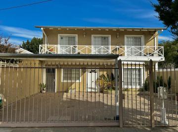 Casa · 190m² · 6 Ambientes · 1 Cochera · Casa 6 Amb en Venta Garin con Quincho y Cochera