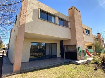 Casa · 100m² · 8 Ambientes · 2 Cocheras · Duplex en Alquiler en Campo Romero
