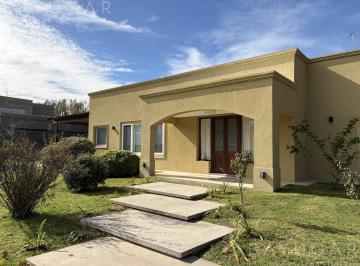 Casa · 164m² · 5 Ambientes · 7 Cocheras · Venta - Casa en Barrio Altos de Manzanares - Pilar