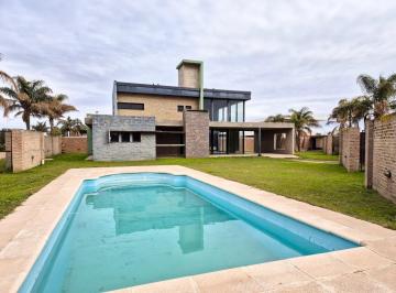 Casa · 110m² · 8 Ambientes · 1 Cochera · Gran Casa en Alquiler en Barrio Campo Romero