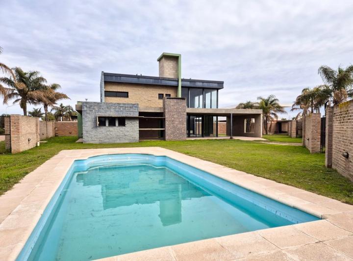 Casa · 110m² · 8 Ambientes · 1 Cochera