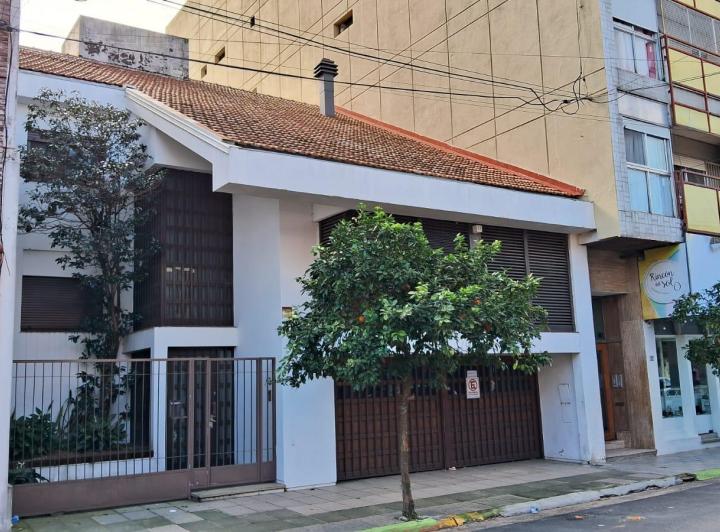 Casa · 300m² · 7 Ambientes · 2 Cocheras