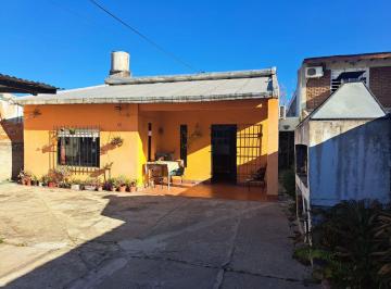 Casa · 90m² · 3 Ambientes · 2 Cocheras · Casa 3 Amb en Venta en Castelar con Gran Terreno