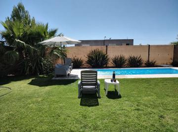 Casa · 180m² · 10 Ambientes · 3 Cocheras · Openhouse Inmobiliaria Vende Moderna y Amplia Casa en Barrio La Bastilla