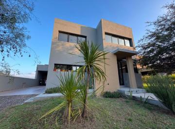 Casa de 9 ambientes, Villa Allende · Excelente Propiedad en Terrazas de Villa Allende! 4 Dorm. 3 Baños. Oportunidad! Apta Credito!