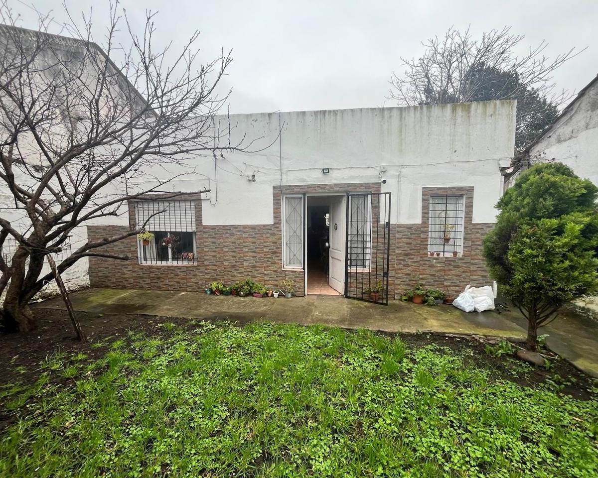 Casa de 3 ambientes con jardin Y parque