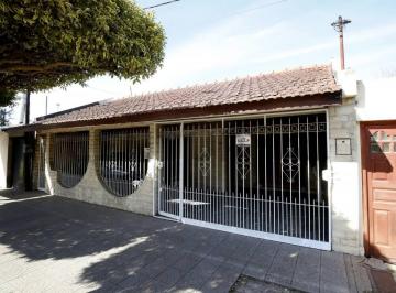 Casa · 180m² · 4 Ambientes · 1 Cochera · Casa en Venta en La Plata Los Hornos