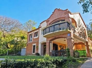 Casa de 8 ambientes, San Salvador de Jujuy · En Venta Casa de Categoria en Barrio Los Perales