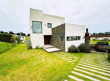 Casa · 210m² · 4 Ambientes · 1 Cochera · Increible Casa en Barrio Privado Barrancas de San Benito