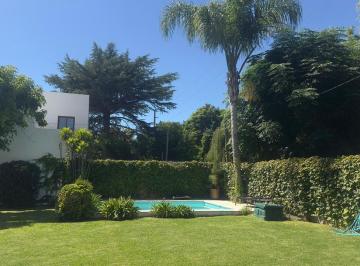 Casa · 220m² · 6 Ambientes · 2 Cocheras · Casa en Gonnet, Entre Caminos C/ Jardin y Pileta