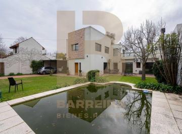 Casa · 220m² · 6 Ambientes · 2 Cocheras · Casa en Gonnet, Entre Caminos C/ Jardin y Pileta