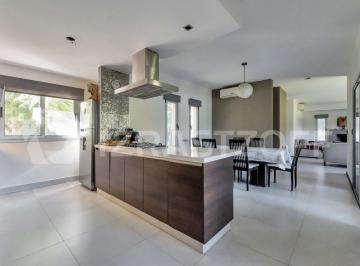 Casa · 184m² · 7 Ambientes · 4 Cocheras · Casa en Venta, 4 Dorm. Escritorio y Jardín con Pileta.