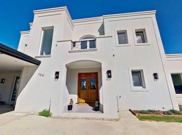 Casa · 315m² · 4 Ambientes · 1 Cochera · Venta Casa 4 Ambientes Haras San Pablo