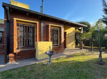 Casa · 100m² · 3 Ambientes · 1 Cochera · Casa de Dos Dorm. con Quincho y Pileta en Roldan