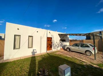 Casa de 6 ambientes, Russell · Casa en Venta en Barrio Ampros VII 3 Habitaciones.