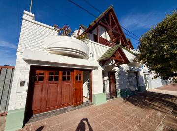 Casa · 219m² · 8 Ambientes · 1 Cochera · Vende/casa 3 Dorm./centro/servicios/rafaela