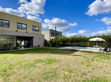 Casa · 165m² · 6 Ambientes · 4 Cocheras · Casa en Venta en Barrio Santa Emilia - Pilar del Este - con Piscina