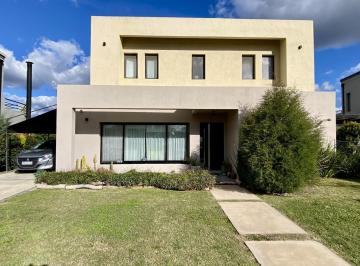 Casa · 165m² · 6 Ambientes · 4 Cocheras · Casa en Venta en Barrio Santa Emilia - Pilar del Este - con Piscina