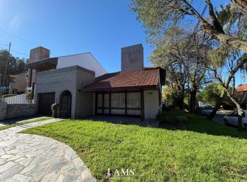 Casa · 234m² · 6 Ambientes · 2 Cocheras · Venta - Chalet 4 Ambientes con Cochera - Barrio San Carlos
