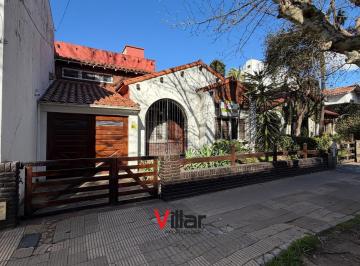 Casa · 221m² · 4 Ambientes · 1 Cochera · Chalet de 3 Dorm. con Garage, Parque y Quincho – Banfield Oeste