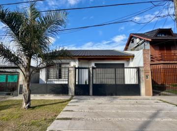 Casa · 128m² · 3 Ambientes · 2 Cocheras · Casa 3 Amb, Jardín y 2 Cocheras, Fco. Álvarez