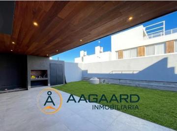 Casa · 265m² · 4 Ambientes · 2 Cocheras · Lomas de Manantiales Casa en Venta de 3 Dorm. Principal en Planta Baja