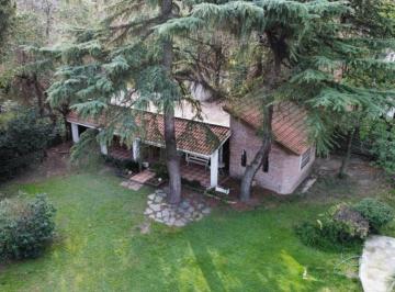 Casa de 4 ambientes, Ituzaingó · Casa en Venta en Parque Leloir Construida Sobre Lote de 1400 m² con Hermosa Arboleda.