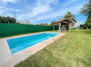 Casa · 300m² · 5 Ambientes · Casa - 3 Dorm. - Piscina. Amplio Terreno