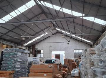 Bodega-Galpón · 650m² · Galpón en Venta Doble Frente con Oficinas en Lanús Este