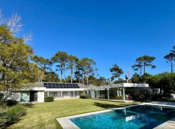 Casa · 388m² · 6 Ambientes · Casa en Alquiler Temporario Laguna Blanca | 5 Dorm. | Piscina