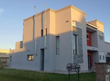 Casa · 220m² · 6 Ambientes · 3 Cocheras · Casa en El Rebenque
