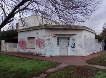 Casa de 4 ambientes, Almirante Brown · Casa Sobre Esquina a Cinco Cuadras de Estación