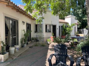 Casa de 8 ambientes, Chacras de Coria · Casa en Venta de 4 Dorm. C/ Cochera en Chacras de Coria