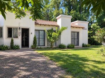 Casa de 8 ambientes, Chacras de Coria · Casa en Venta de 4 Dorm. C/ Cochera en Chacras de Coria