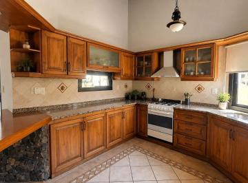 Casa de 6 ambientes, El Challao · Casa en Venta C/ Cochera en El Challao