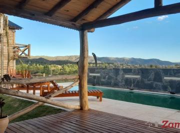 Casa · 120m² · 4 Ambientes · 3 Cocheras · Venta Cabaña en La Cumbre con Piscina y Vista Panorámica a Las Sierras