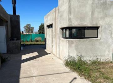 frente y acceso lateral con conexion al patio de casa 1 dormitorio en construccion sobre terreno de 300m2 en tierra de sueños puerto general san martin (ad propiedades, agencia inmobiliaria en rosario) · Casa a Terminar en Tierra de Sueños Puerto General San Martin