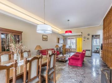 Casa · 223m² · 6 Ambientes · 2 Cocheras · Venta Casa en Saenz Peña con Garage, Jardín, Quincho y Pileta.