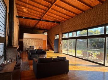Casa · 210m² · 5 Ambientes · 1 Cochera · Venta Casa 5 Amb Pileta y Jardin Adrogue