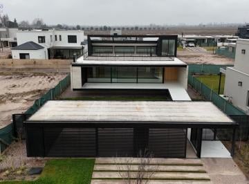 Casa · 265m² · 5 Ambientes · 3 Cocheras · Alquiler/3 Dorm./barrio Privado