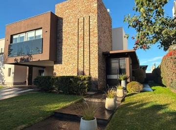 Casa de 10 ambientes, Guaymallén · Vendemos Casa de Categoría en Barrio Privado Haciendas de La Cruz